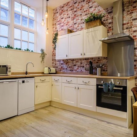 Flat 2, The Old Antiques Warehouse - Free Off-Site Health Club Access With Pool, Sauna, Steam Room & Gym Bowness-on-Windermere Exteriör bild